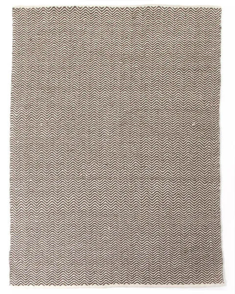 Indoor/outdoor Darla rug with classic chevron pattern in neutral beige and white tones